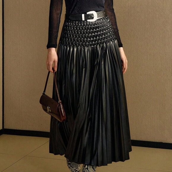 Black Elegant Women's Textured faux leather Pleated Skirt - Picture 2 of 10